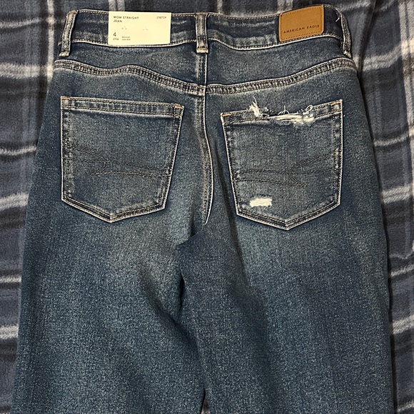 American Eagle- Mom Straight High Rise, Size 4 - Picture 4 of 8